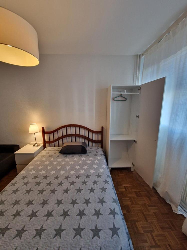 Room In Shared Apartment Geneva Bagian luar foto